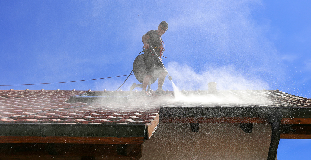 Roof cleaning with high pressure